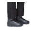 Zwarte broek met ritsen en zwarte schoenen