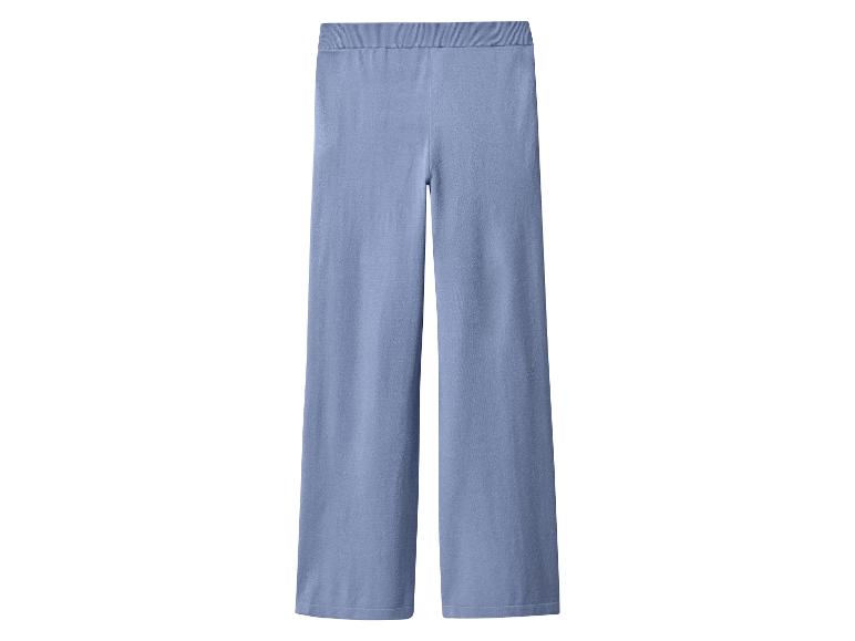 Lichtblauwe gebreide broek met wijde pijpen.