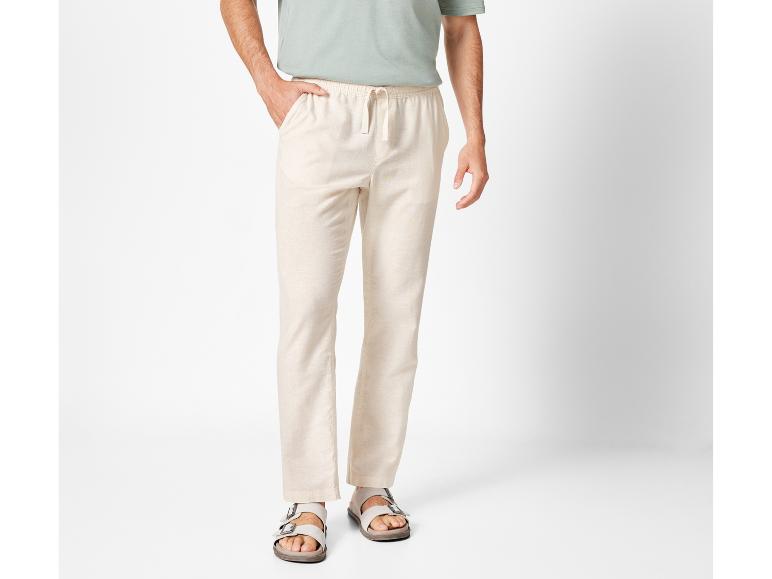 Beige linnen broek en sandalen: casual zomerlook.