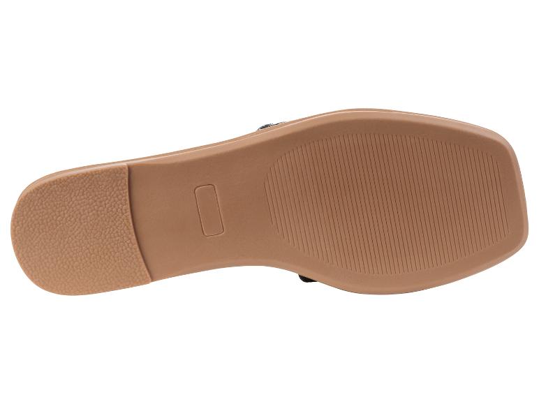 Zolen van platte slippers met reliëftextuur.