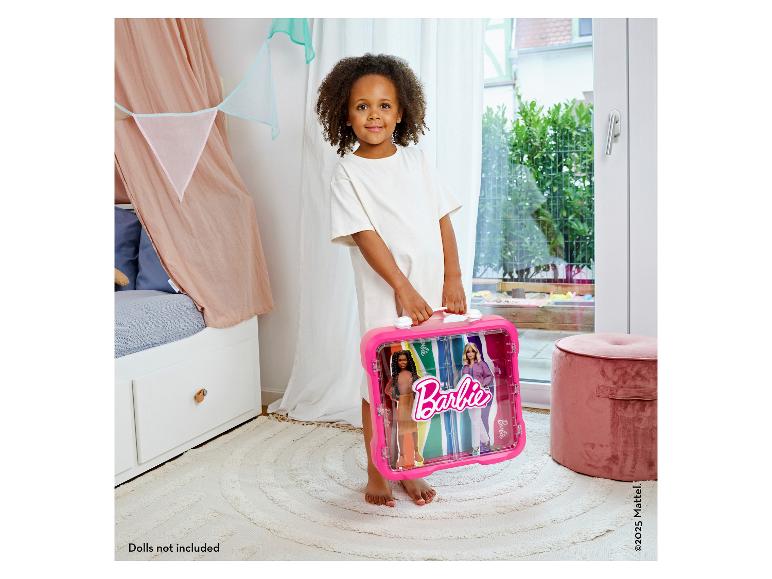 Kind dat de Barbie vitrinekoffer van KLEIN vasthoudt in de kamer.