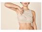 Vrouw in beige geribbelde tanktop en sportbeha