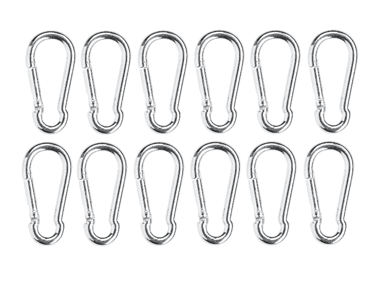 Twaalf zilveren metalen karabijnhaken op een rij.