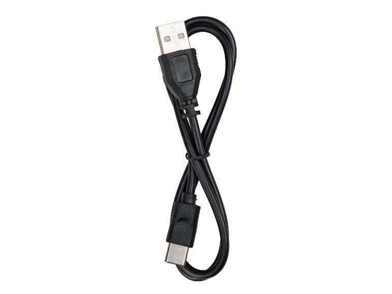 Zwarte USB-A naar USB-C oplaadkabel, opgerold in een achtvorm, op een witte achtergrond.