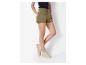 Kaki shorts en beige espadrilles voor dames.