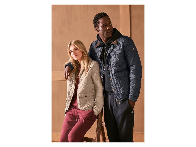 Man en vrouw in gewatteerde jassen en joggingbroeken.