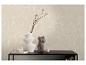 Beige behang met wit takkenpatroon, gestyled met een vaas, sculptuur en boeken op een plank.