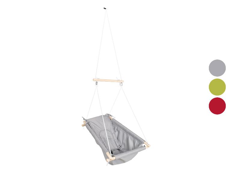 Hangende babyschommel in grijs met houten stang en kleuropties.