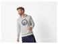 Man in grijze hoodie met 'Ocean is calling'-opdruk en donkere jeans