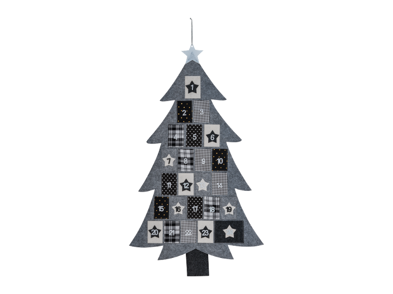 Grijze vilten kerstboom adventskalender met zwart-wit genummerde zakjes.