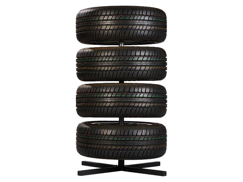 Vier autobanden verticaal gestapeld op een zwarte standaard.