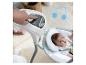 Hand past babywieginstellingen aan, met baby in de wieg en muzieknoten op de muur.