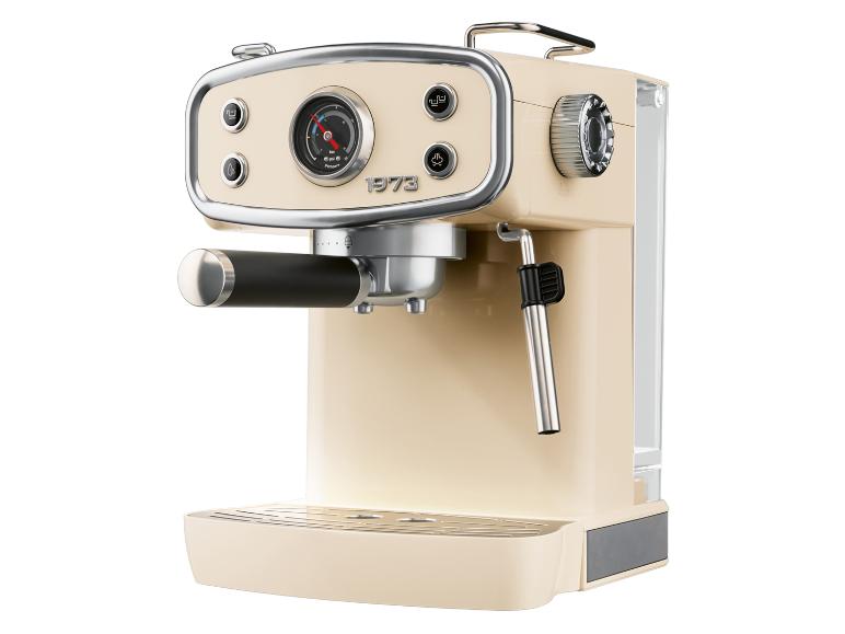 Crèmekleurig espressomachine met drukmeter en stoompijpje.