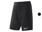 Zwarte sportshorts met wit logo, met elastische tailleband.