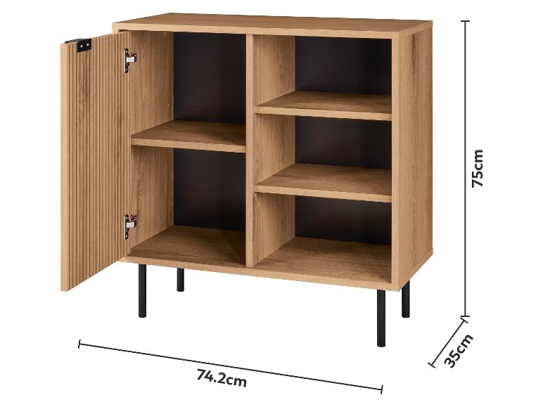 Lichte houten kast met één geribbelde deur, open om planken te onthullen, en open planken aan de rechterkant, met afmetingen 74.2cm x 75cm x 35cm.