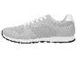 Grijze sneakers met witte veters en een witte zool