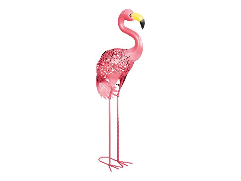 Roze metalen flamingo-sculptuur met opengewerkt design.