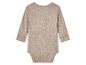 Beige baby romper van rib gebreid materiaal.
