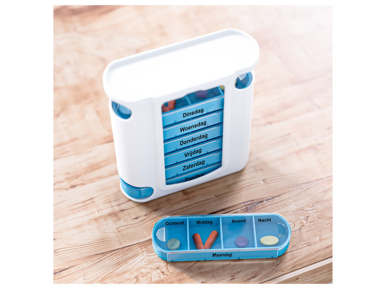 Een blauwe pillendoos voor dagelijks gebruik, met een extra doos voor de ochtend, middag, avond en nacht.