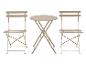 Beige bistroset met twee klapstoelen en een ronde klaptafel.