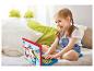 Meisje speelt met Paw Patrol kinderlaptop.