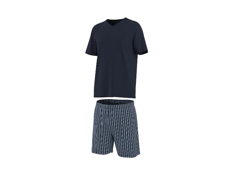 Herenpyjama met een marineblauw T-shirt met korte mouwen en gestreepte shorts.