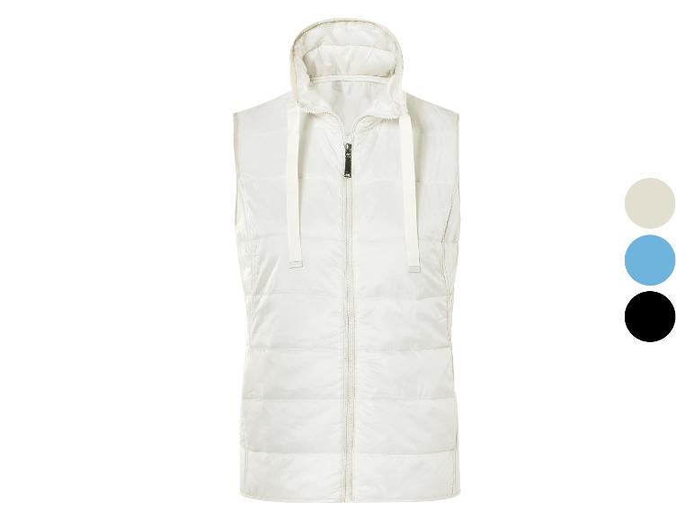 Een witte gewatteerde vest met capuchon.