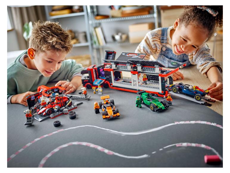 Twee kinderen spelen met LEGO Speed Champions sets, waaronder een transporttruck en raceauto's.