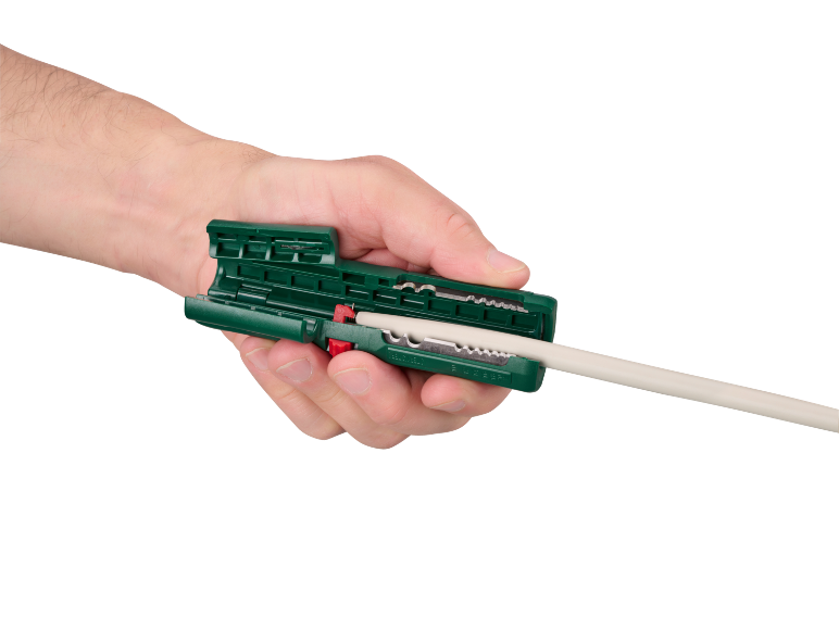 Hand houdt groene kabelstripper vast met ingevoerde witte kabel