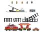 Een speelgoedtreinset met een rode locomotief, goederenwagon, rails, kraan, afstandsbediening, auto en minifiguren.
