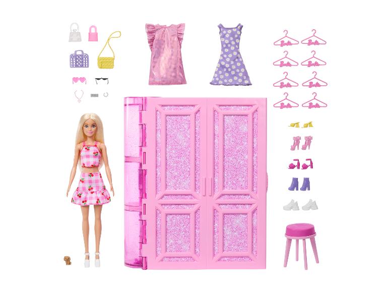 Pop met kledingkast, twee jurken, diverse schoenen, handtassen, accessoires en een kleine hond.