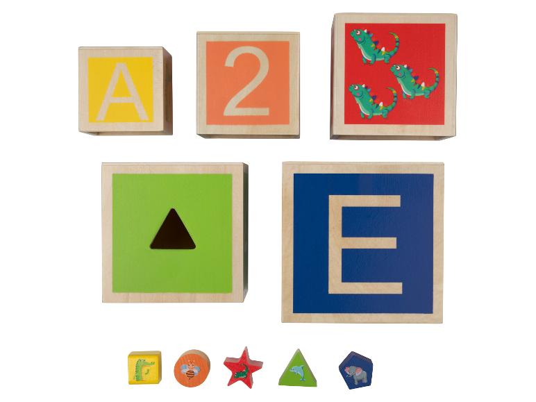 Houten blokken met letters A, E, nummer 2, krokodillen en geometrische vormen met dieren.