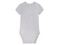 Een grijs babypakje met korte mouwen.
