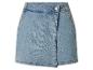 Lichtblauwe denim minirok met asymmetrische knoopsluiting