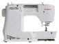 Witte naaimachine met metalen details en een rood logo.