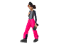 Meisje in ski-uitrusting: roze broek, grijs thermoshirt, zwarte muts, skibril en handschoenen.
