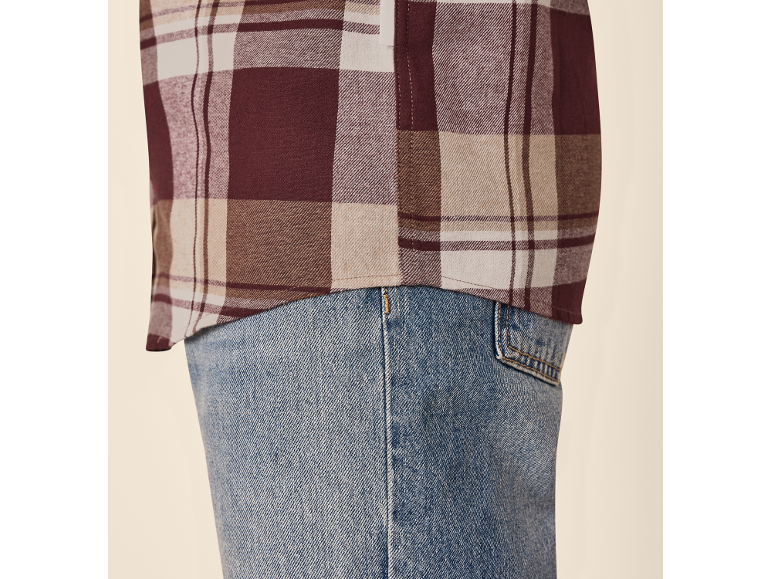 Geruit herenoverhemd en jeans