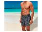 Man in zwemshort met patroon op een strand