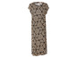 Beige maxi-jurk met zwart geometrisch patroon.