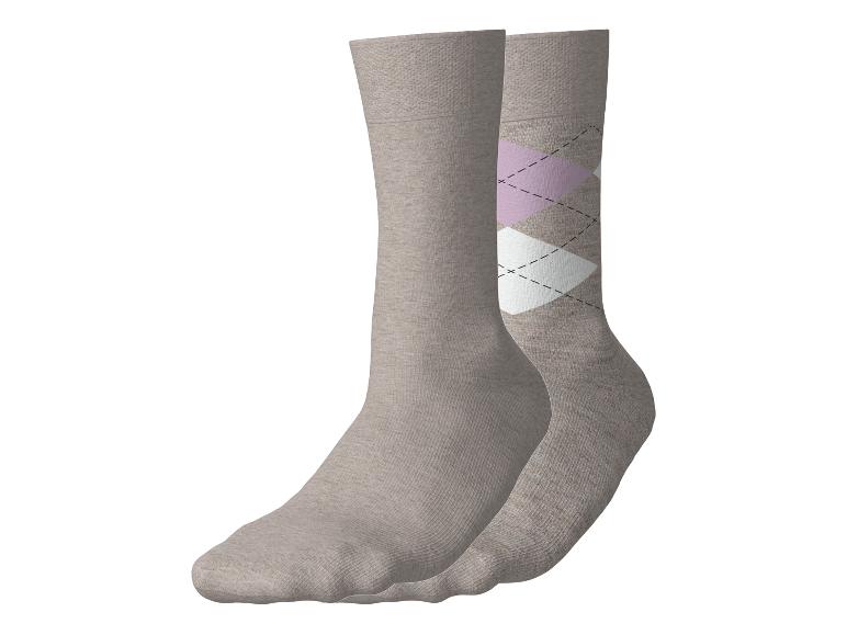 Paar beige sokken, één effen en één met roze en wit argyle patroon.