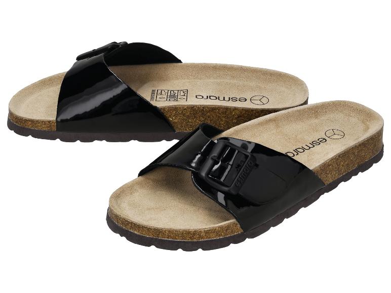 Een paar zwarte, lakleren sandalen met gesp en kurken zool.