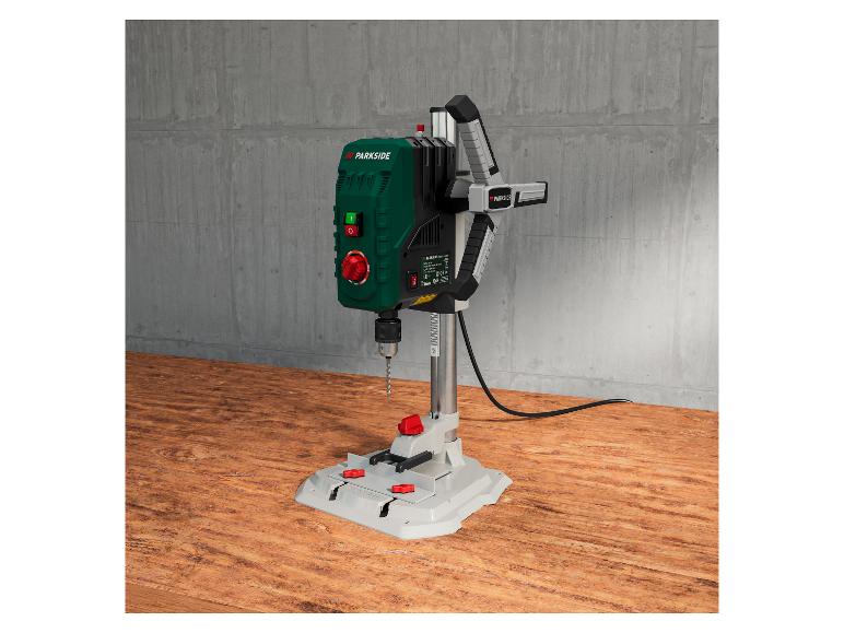 Een Parkside boormachine op een houten tafel.