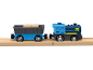 Blauwe speelgoedtrein met een goederenwagon op houten rails.