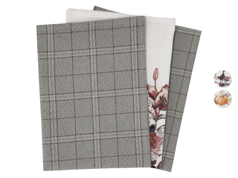 Grijze geruite keukendoeken met bloemenprint en herfstthema accessoires.