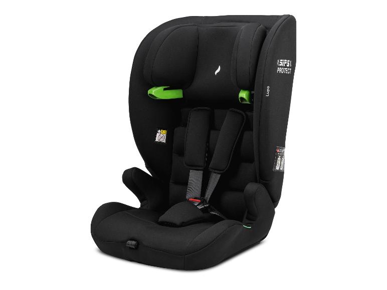 Zwart kinderautostoeltje met veiligheidsharnas en groene details.