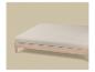 Houten bed met lichtbeige matras op een beige achtergrond.
