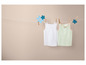 Twee witte en roze tanktops hangen aan een waslijn met blauwe bloemen.