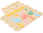 Houten bord met kleurrijke geometrische blokken en pinnen voor kinderspellen.
