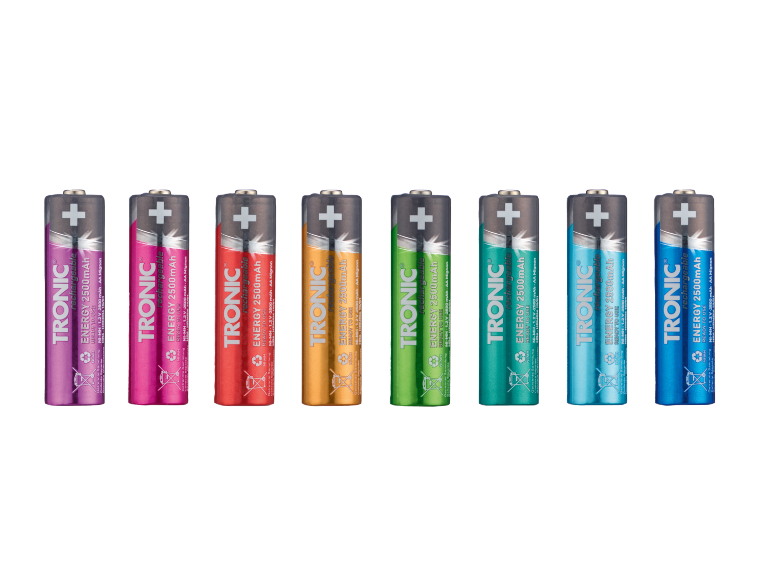 Acht oplaadbare AA-batterijen van 2500 mAh in diverse levendige kleuren.