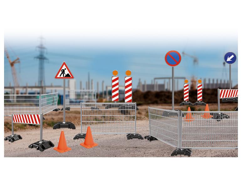 Bouwset met hekken, borden en kegels.